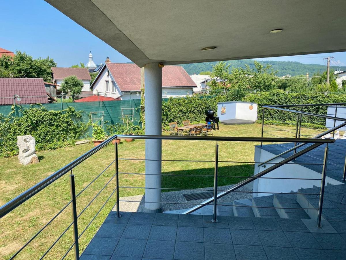 Apartman Triga Snina Exteriör bild